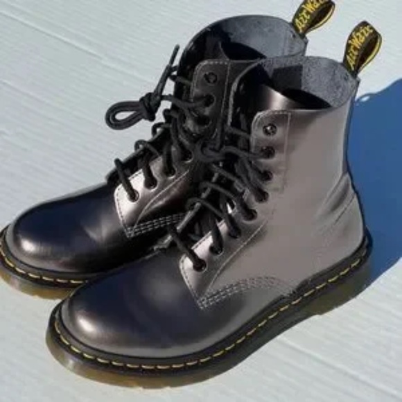 Doc Martens 1460 Pascal Metallic Pewter Patent Leather Women’s 7 Boots - Picture 15 of 17